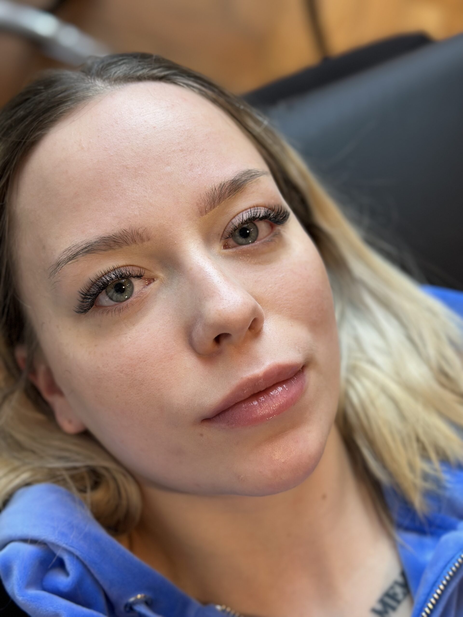 Detalj ugradnje trepavica — ruski volumen